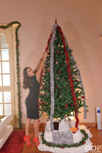 Alyssia Kent monta el árbol de Navidad, foto 1