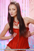 Anna Sbitnaya quitándose un corsé rojo, foto 1