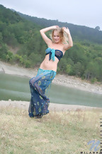 Anna Smart posa desnuda en un lago, foto 5