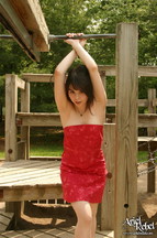 Ariel Rebel quitándose un vestido rojo, foto 4