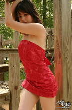 Ariel Rebel quitándose un vestido rojo, foto 6