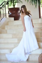 Danielle Delaunay posa con un vestido de novia, foto 1