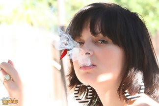 Ellie Idol fumándose un cigarro, foto 7