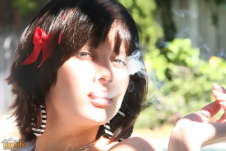 Ellie Idol fumándose un cigarro, foto 16
