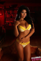Fotos muy eróticas de la latina Suelyn Medeiros, foto 2