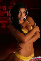 Fotos muy eróticas de la latina Suelyn Medeiros, foto 4