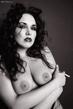 Fumadora Zoe Britton posa desnuda, foto 1