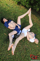 Futboloeras Samantha Bentley y Tegan Jane masturbándose, foto 11