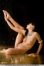 Húmeda Olya O desnuda en un río, foto 13