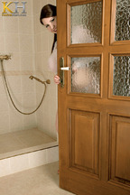 Karina Hart con una camiseta mojada y transparente en la ducha, foto 1