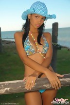 Karla Spice posa con un bikini azul en la playa, foto 3