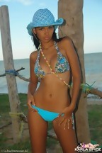 Karla Spice posa con un bikini azul en la playa, foto 6