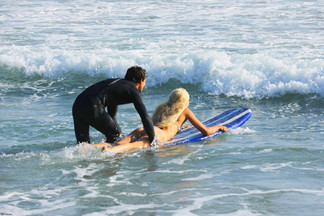 Kendall Rae folla con su profesor de surf, foto 3