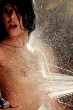Kimberly Gates dándose un baño muy erótico sensual, foto 13