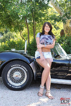 Leanne Crow posa encima de un coche deportivo, foto 2