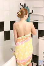 Lyana dándose una ducha poniéndose duros los pezones, foto 3