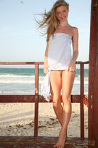 Marketa Belonoha desnuda en la playa, foto 3