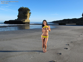 Miko Sinz posa desnuda en la orilla de una playa, foto 2