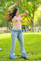 Nadine Sage jugando con un hula hoop, foto 7