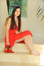Nadine Sage posa con un vestido rojo, foto 2