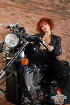 Red Maggie masturbándose encima de una moto, foto 1