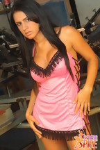 Selena Spice posa con un camisón rosa muy sexy, foto 4