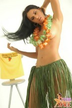 Selena Spice en una fiesta hawaiana, foto 6