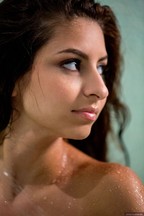 Sexy Nina North con los pezones duros dándose una ducha fría, foto 3