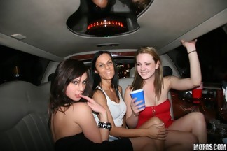 Bailey Blue, Priscilla Doll y Courtney Madison en una fiesta en una limusina, foto 1