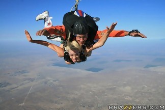 Kagney Linn Karter y Krissy Lynn comparten la polla de Scott Nails después de tirarse en paracaidas, foto 8