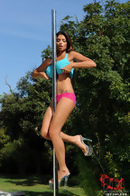 Krystal Webb haciendo un striptease con barra en una piscina, foto 11