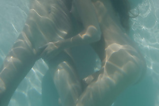 Lésbico en una piscina con Silvie Delux y Candice Luca, foto 12
